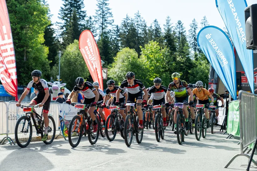 Radfahrergruppe fährt auf der abgesperrten Straße