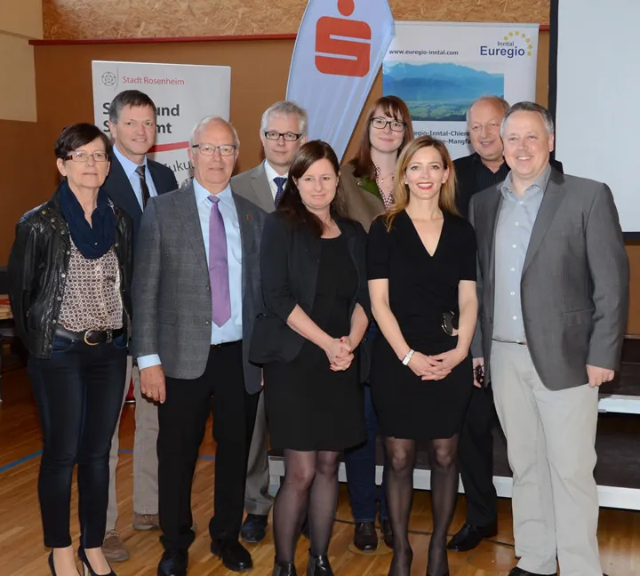 stehende Frauen und Männer schauen in die Kamera