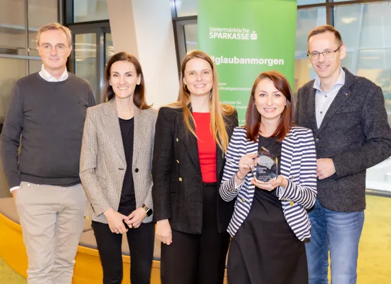 Gruppenbild mit Award