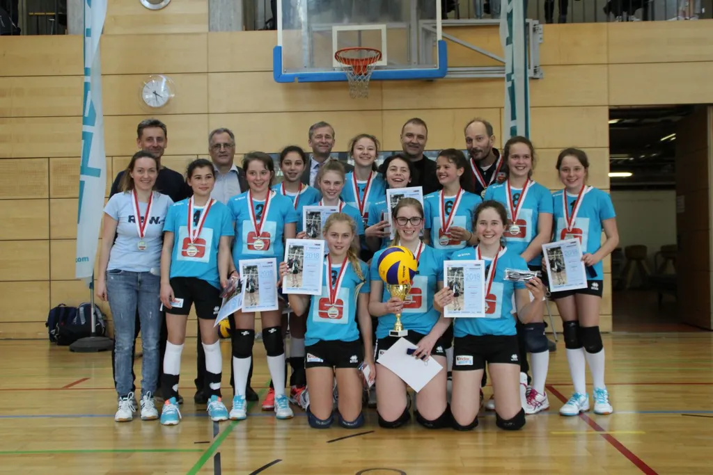Gruppenbild von Mädchen mit Pokal, Urkunde und Medaile in der Hand