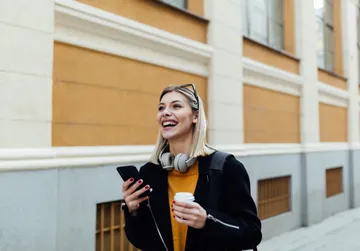 Žena s mobilom
