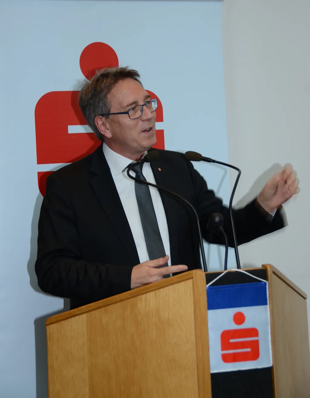 Bürgermeister Mag. Martin Krumschnabel freute sich über den Kufsteinbezug der ausgestellten Meng-Bilder. Fotos: Nageler/hn media