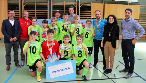 Gruppenfoto, Kinder zeigen stolz Pokal und Medaillen