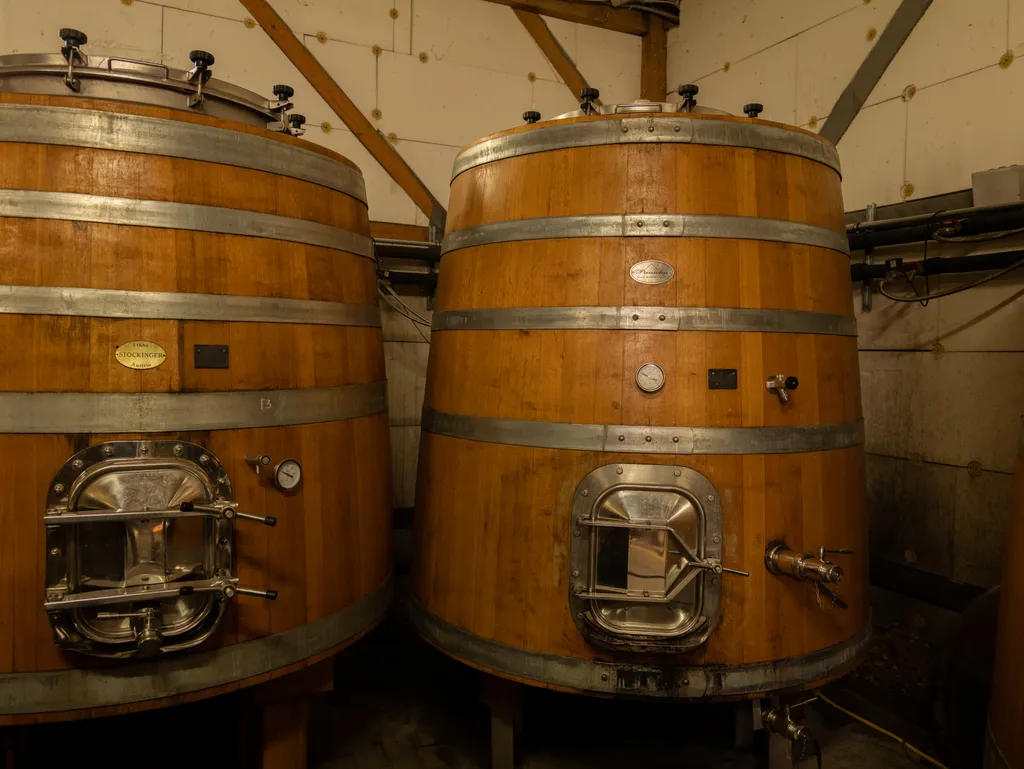 Zwei Weinfässer vom Weingut Dorli Muhr.