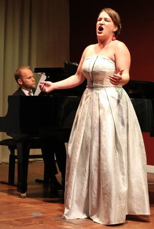 Mezzosopranistin Josephine Rösener trug auf beeindruckende Art Richard Wagners „Treibhaus“, die Leonora aus „La Favorita“ sowie die „Kartenlegerin“ von Robert Schumann vor. Foto: Veronika Spielbichler