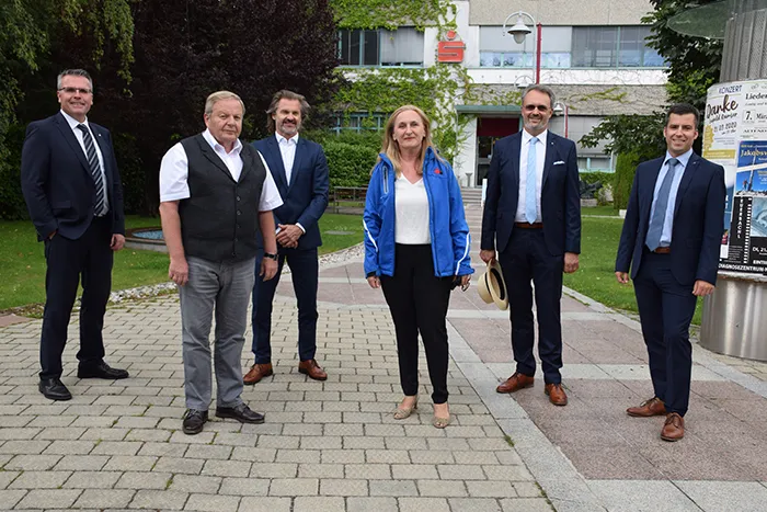 Sparkassen-Team präsentiert Umbau-Pläne