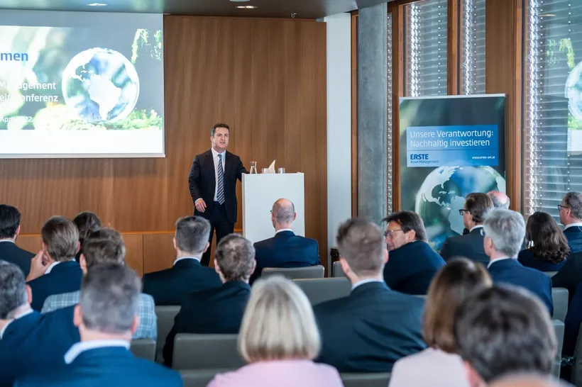 Ingo Bleier, Erste Group, spricht bei der Nachhaltigkeitskonferenz am Podium.