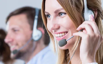 Drei Personen telefonieren mit einem Headset