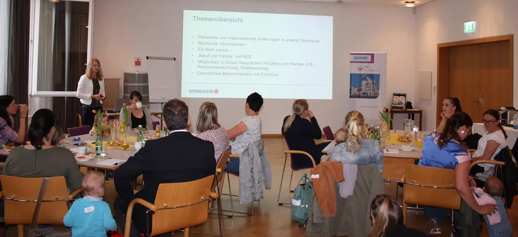 Die Sparkasse Kufstein setzte eine weitere Initiative im Rahmen des Projekts „Audit berufundfamilie“: Networking für einen perfekten Wiedereinstieg nach der Karenz. Im Bild vorne: Projektverantwortliche Bianca Moser BA (Marketing und Personalentwicklung).<br> Foto: Sparkasse 