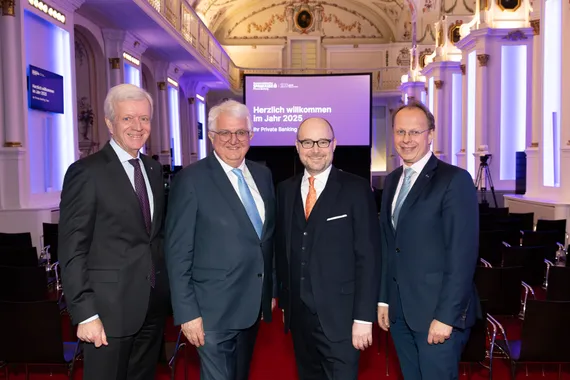 Gruppenfoto mit 4 Personen