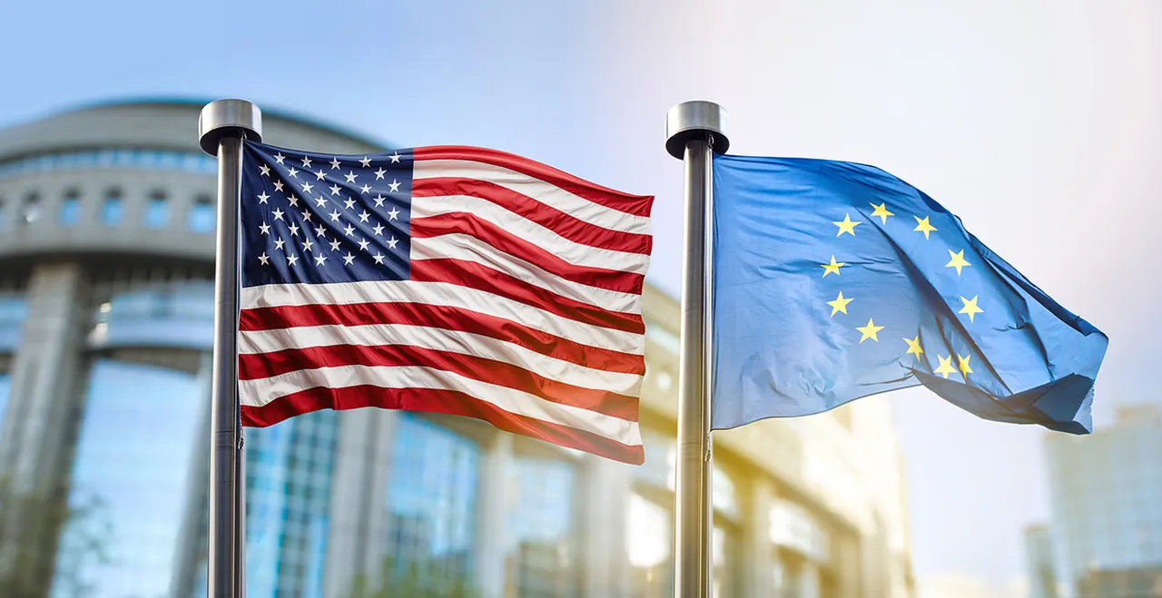 US-Flagge und EU-Flagge vor einem Gebäude