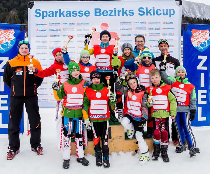 Die Klassensieger in Schwoich mit Sparkassen-Vertreter Geschäftsstellenleiter Armin Pfluger, WSV-Präsident Sebastian Thaler und Alpin-Obmann Josef Kaufmann.
