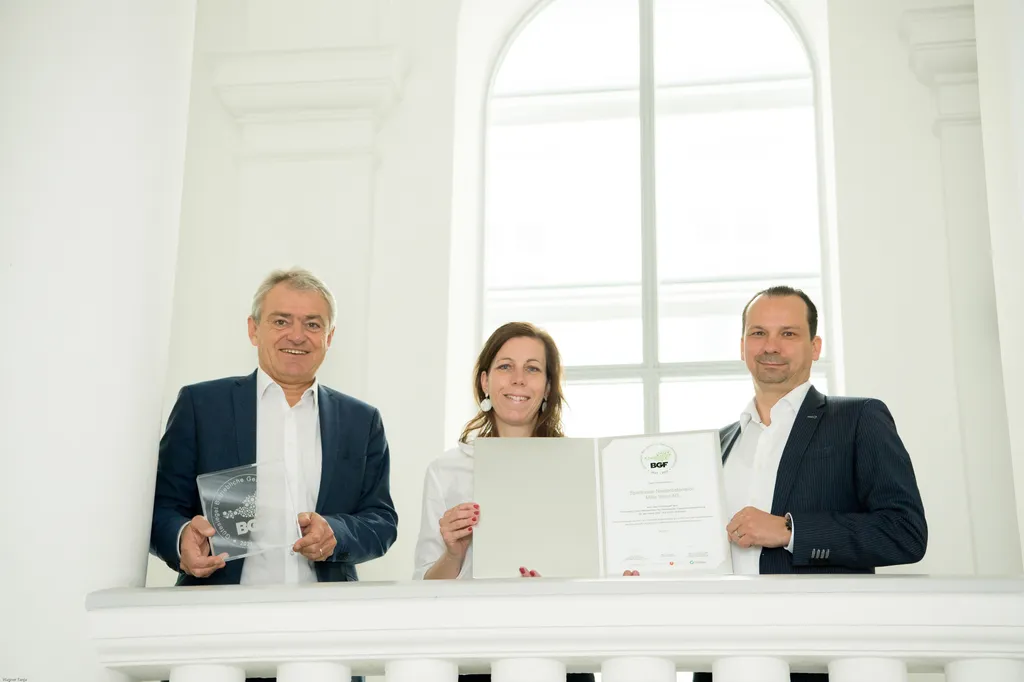 Die beiden Vorstände Mag. Helge Haslinger, MBA, MA und Mag. Peter Hronek, MBA freuten sich mit Mag. Lucia Hasler (Personalentwicklung und Recruiting) über die Wiederverleihung des Gütesiegels für Betriebliche Gesundheitsförderung.