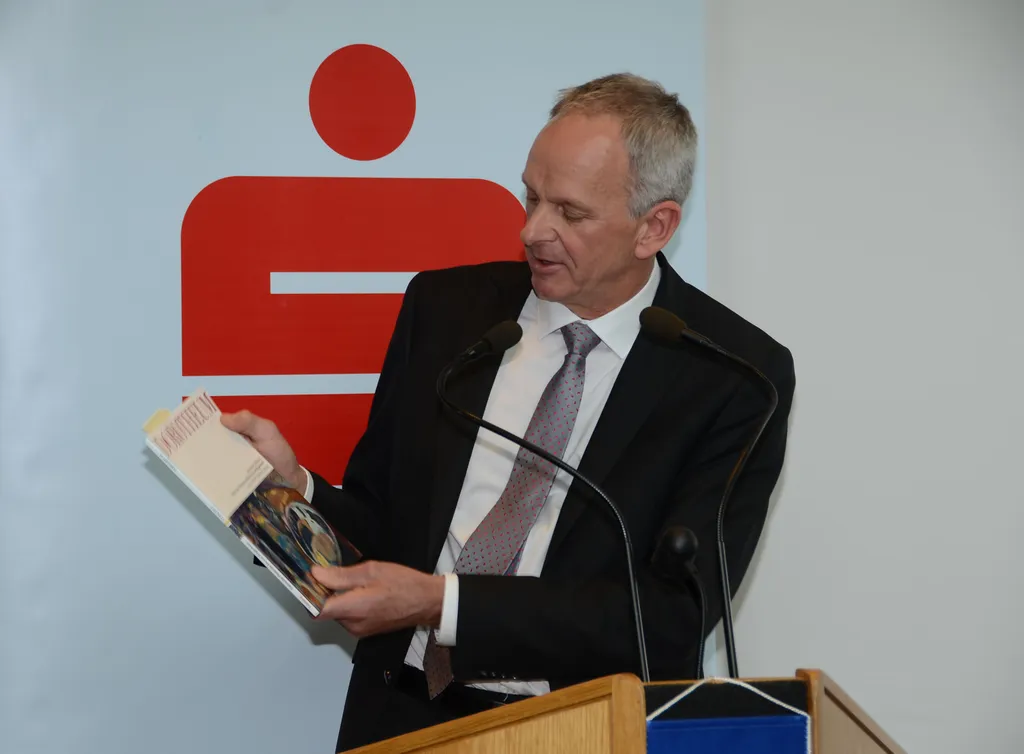 Vorstandsdirektor Klaus Felderer konnte zur Eröffnung der Meng-Ausstellung mehr als 50 Kunstinteressierte in der Sparkasse willkommen heißen. Foto Nageler/hn media