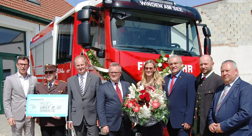 Vorstandsdirektor Wolfgang Dinhof, MBA, Feuerwehrkommandant Jürgen Bierbaum, Bürgermeister NR Erwin Preiner, Landeshauptmann des Burgenlandes Hans Niessl, Fahrzeugpatin Olivia Rieder, LAbg. Manfred Haidinger, Vizebürgermeister Hermann Leeb sowie 2. Landtagspräsident Rudi Strommer.