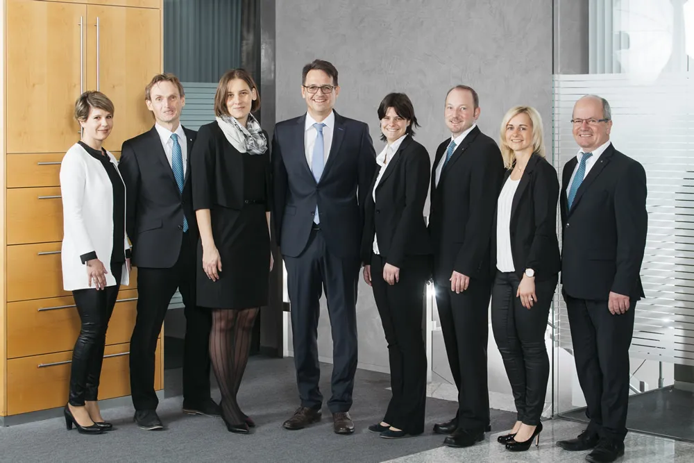Feiern Sie mit! Das Frastanzer Sparkassenteam (v.li.): Eva Schmiedl, Horst Tschon, Ulrike Müller, Filialleiter Günter Gorschek, Sabine Gau, Roland Ploner, Manuela Bitschnau und Jürgen Tschohl freut sich auf Ihren Besuch!