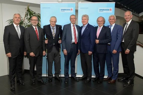 Gruppenbild von acht Männer