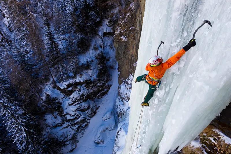 Mann klettert Eiswand hinauf