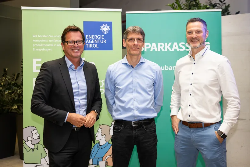 Auf dem Bild v.l.n.r.: Patrick Götz, Vorstand der Tiroler Sparkasse, Hannes Lichtmannegger, Energieexperte bei der Energieagentur Tirol und Martin Modersbacher, Leiter Privater Wohnbau bei der Tiroler Sparkasse.