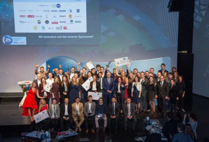 viele Personen auf einem Bild mit Händen in der Höhe 