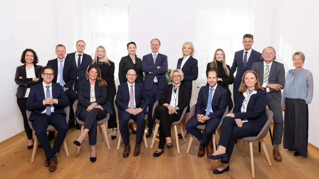 Gruppenbild mit 17 Personen, 6 davon sitzend und 11 stehend