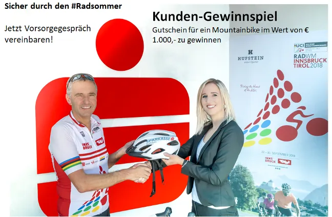 Fahrradfahrer und Frau halten gemeinsam einen Fahrradhelm und geben sich die Hand