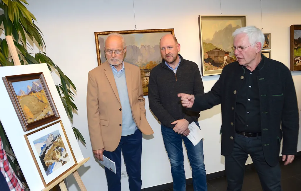 Gelungener Auftakt zur Ausstellung „Josef Meng“: Kurator Dr. Gerhard Lehmann, Obmann des Heimatvereins Kufstein führte durch die Ausstellung. Foto Nageler/hn media