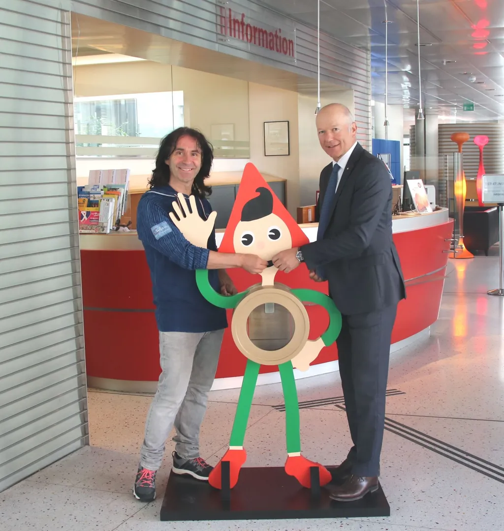 Joe Fritsche von der „Stunde des Herzens“ (links) und Sparkassen-Direktor Christian Ertl sind die ersten, die den Spendensparefroh „füttern“.   Fotocredit Sparkasse Bludenz, Abdruck honorarfrei