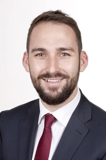 Filialleiter Valentin Netzer ist der Experte in der Sparkasse in St. Gallenkirch. Er öffnet gerne den Weg zu allen Förderungen und zum s Invest Förderkredit und lädt Interessierte gerne zu einem persönlichen Gespräch ein.