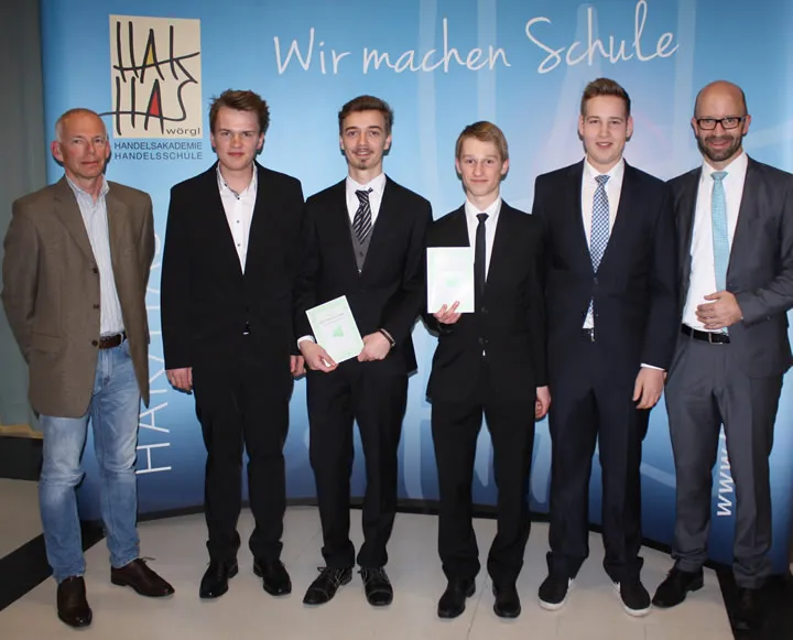 sechs stehende Männer schauen in die Kamera