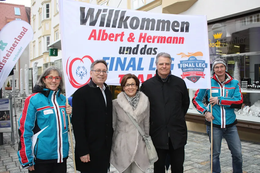 Großer Empfang für das Olympische Feuer in Kufstein. V.l.n.r.: Dr. Riccarda Masser, Bürgermeister Mag. Martin Krumschnabel, Renate Hofer und Sparkassen-Prokurist Hans-Peter Gruber.