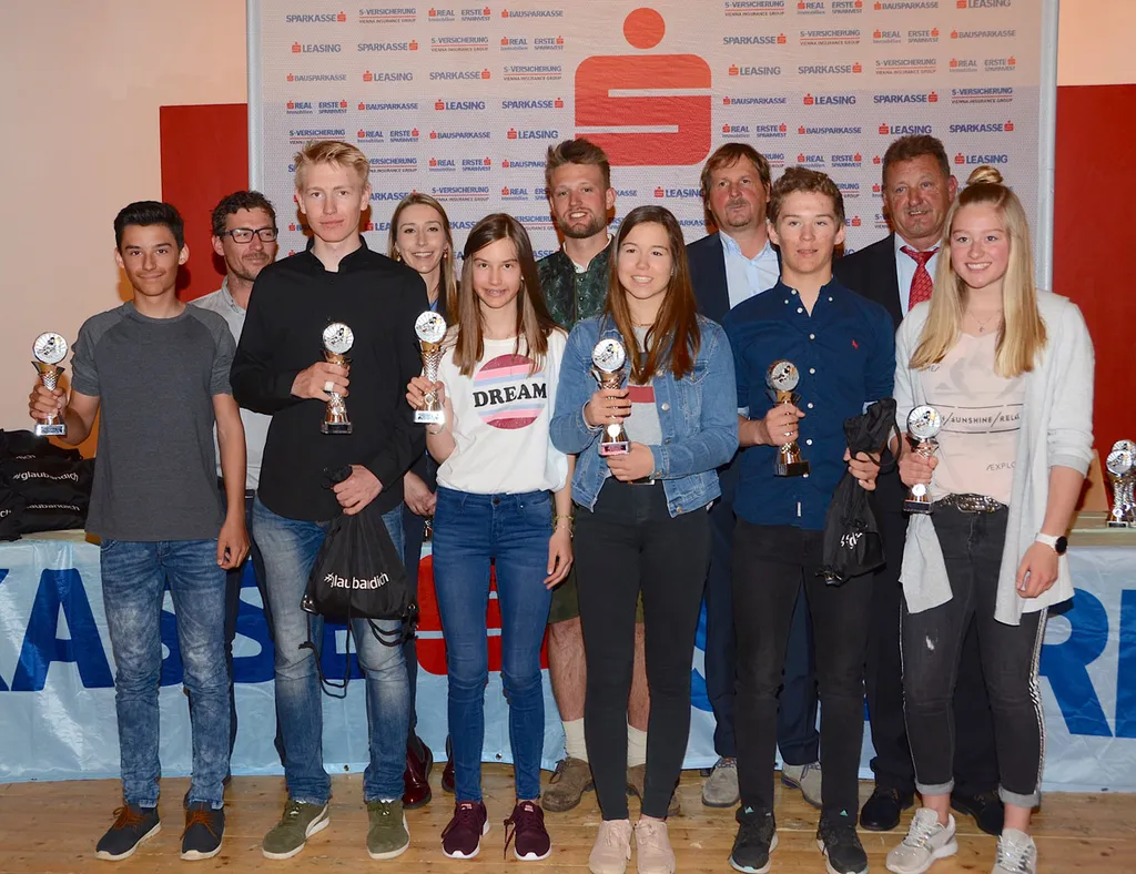 Erstplatzierten der Schüler- und Jugendklassen mit den Gratulanten von TSV und Sparkasse