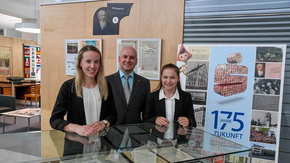 Ausbildungsleiter Alexander Pichler (M.) startete seine Karriere bei der Sparkasse und ist heute außerdem Gruppenleiter des „Service & Support.“  (Foto: Lerch) 