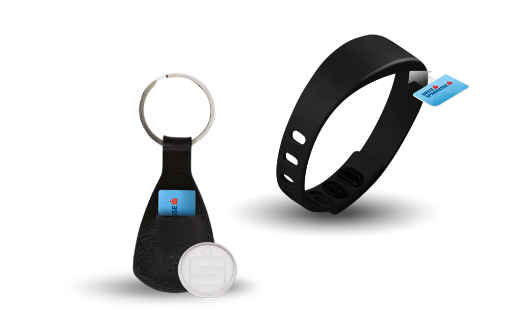 Abbildung der Debitkarte Micro mit Armband und Schlüsselanhänger