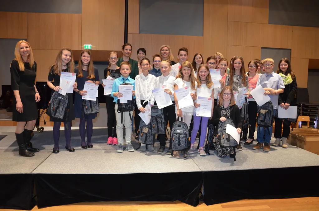 Julia Maier-Turner (Stadtgemeinde Schwaz), Dr. Sonja Melzer (LMS Schwaz) und Sylvia Hauser (Sparkasse Schwaz) waren beeindruckt von den musikalischen Leistungen und gratulierten herzlich