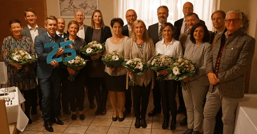 Foto (v.l.n.r.): Stefanie Endler, Christoph Weinzetel, René Panholzer, Bernd Fuzir, Eva Dorner, Herbert Gschaider, Alexandra Ammerer, Maria Krausner, Gerhard Windbichler, Gertrude Schwebisch, Peter Prober, Renate Zimmermann, Gerald Kirner, Manfred Knöbel, Monika Eisenhuber, Bernhard Dissauer-Stanka, Peter Spicker