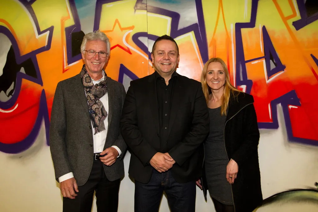 (von links) VDir. Harald Wanke, Kabarettist Wolf Gruber und Sylvia Hauser (Marketing Sparkasse Schwaz)