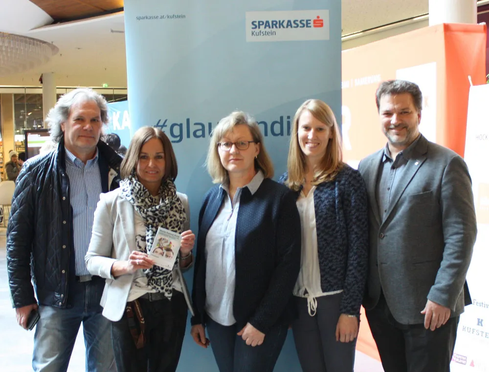fünf Personen vor #glaubandich Aufsteller