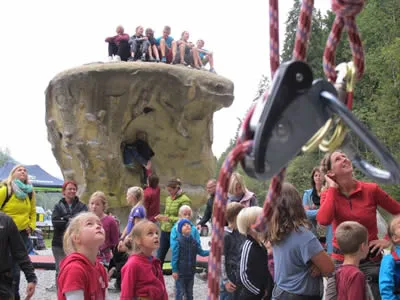 schauende Personen und Kinder