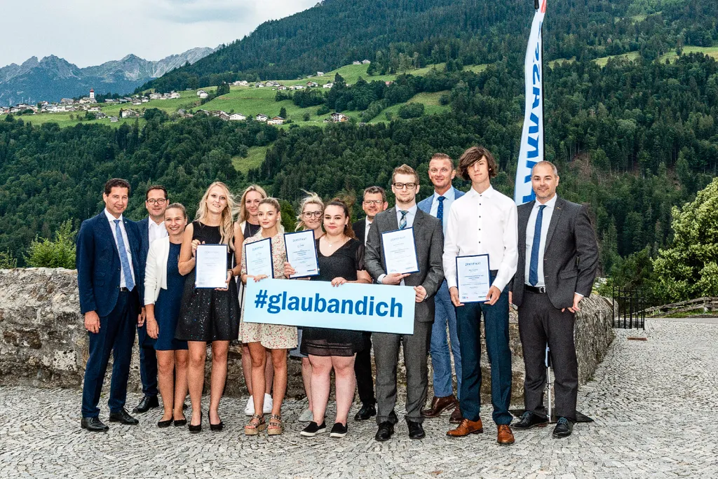 Der erfolgreiche Banknachwuchs (im Bild mit Diplomen) sowie die Lehrlingsverantwortlichen und Vorstandsdirektoren der Vorarlberger Sparkassen