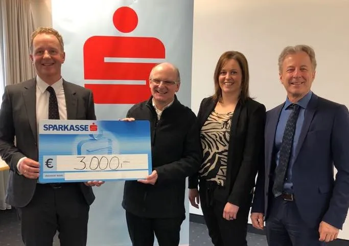 Sparkassen-Spende für die Kirchenrenovierung in Wörgl – v.l.n.r.: Bereichsleiter Prok. Friedl Graus, Pfarrer Mag. Theo Mairhofer, Andrea Spiegl (Gst.-Lt. Wörgl-Brixentaler Straße) und Gottfried Guggenberger (Abt.-Lt. Kundenzentrum, Speckbacherstraße)  Foto: Sparkasse