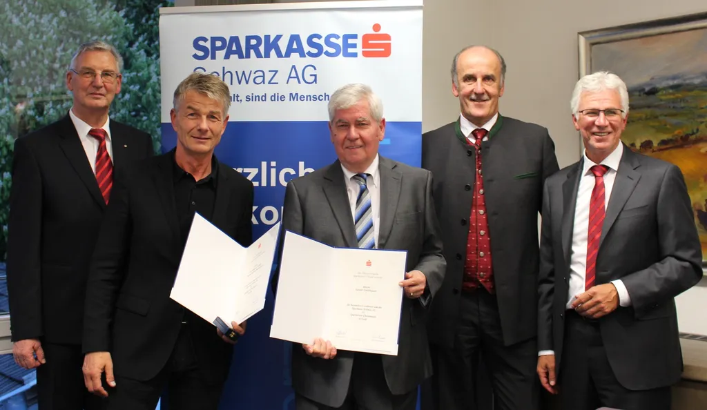 Sparkassen-Ehrennadel in Gold für Dr. Wolfgang Löderle (2 v. links) und Günter Fankhauser (3. v. links).