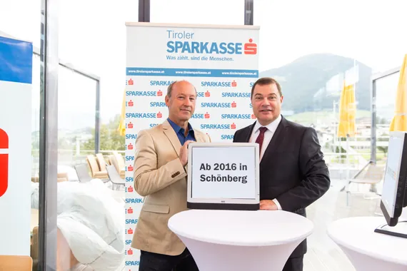 Direktor Josef Wetzinger bedankt sich für die Bildschirme