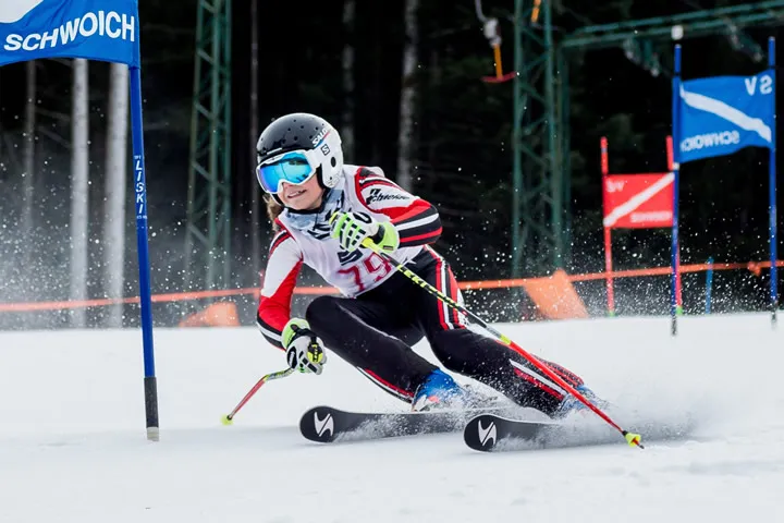 Voller Einsatz im Flaggenwald: Lena Kaufmann vom WSV Schwoich. Fotos: Reiner
