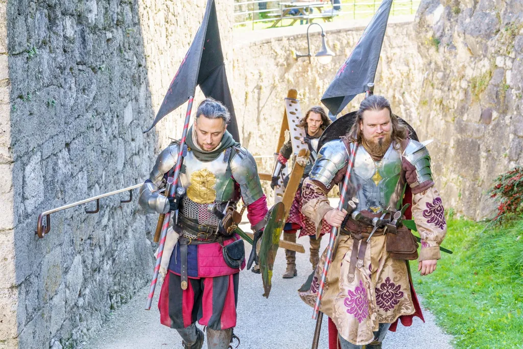 Männer in Verkleidung und Fahne auf der Schulter gehen im Freien