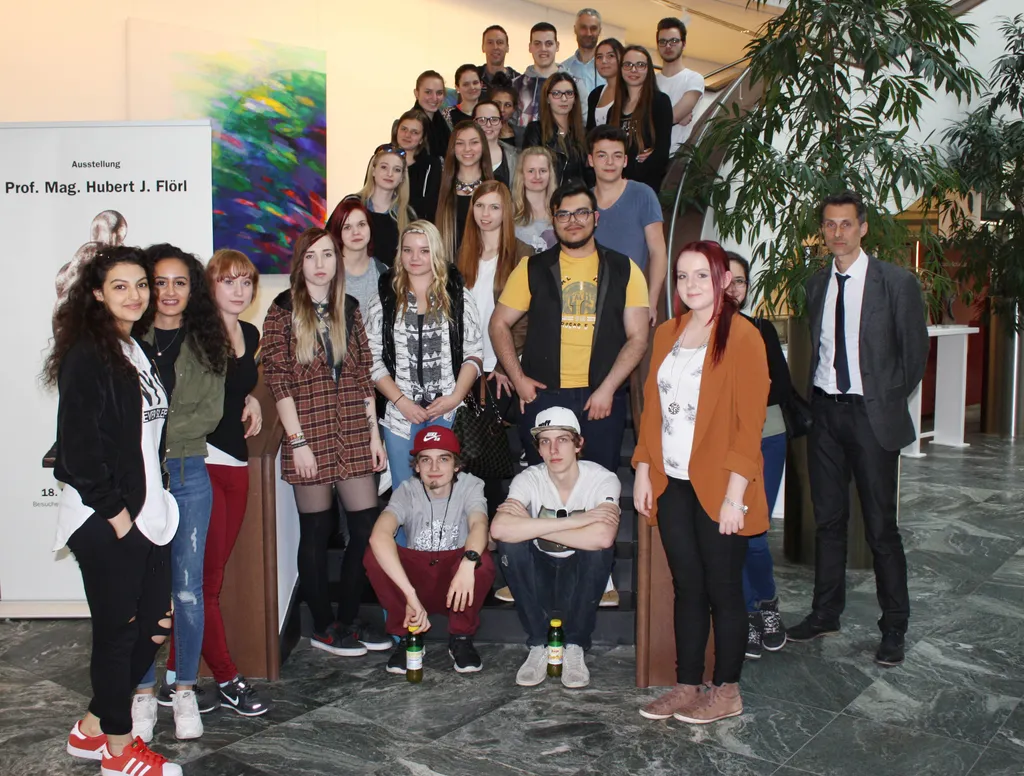 Gruppenbild von vielen Jugendlichen stehen auf der Treppe und lachen in die Kamera