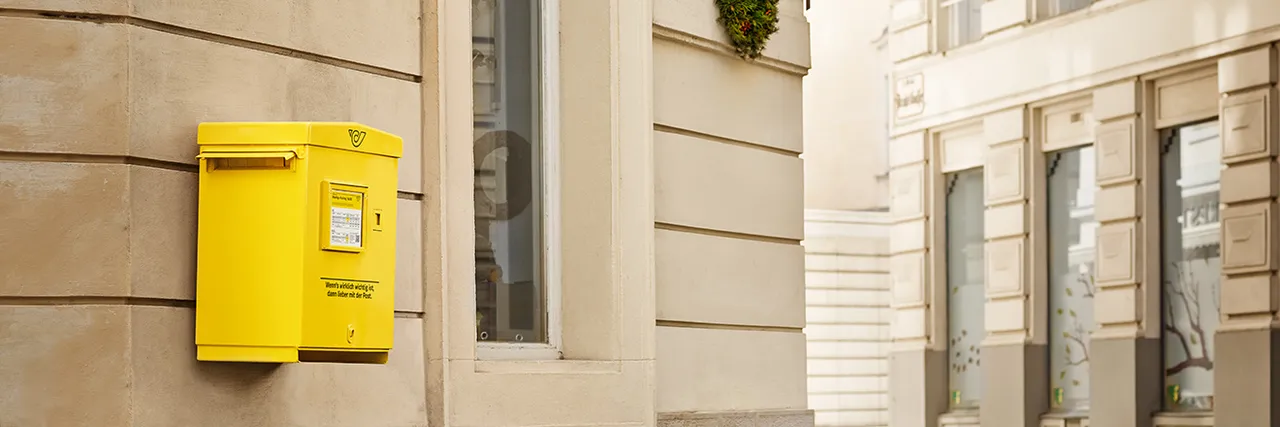 Postkasten an einer Hausmauer in einer Stadt