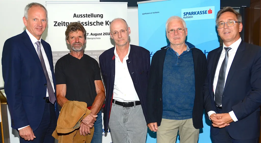 fünf Männer schauen stehend in die Kamera