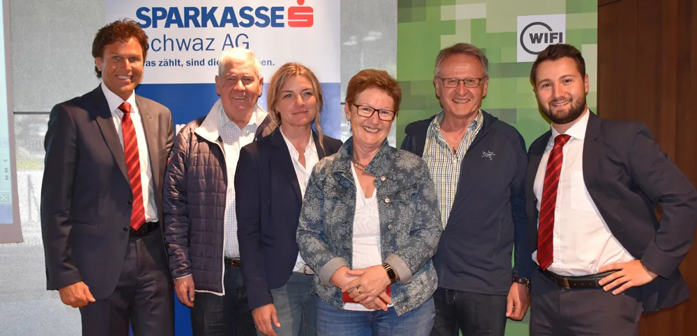 BU: (von links) Geschäftstellenleiter Max Stock (Sparkasse Schwaz), Günter Fankhauser, Referentin Patrizia Köll (Wifi Tirol), Maria und Hermann Erler und Michael Erler (Sparkasse Schwaz)