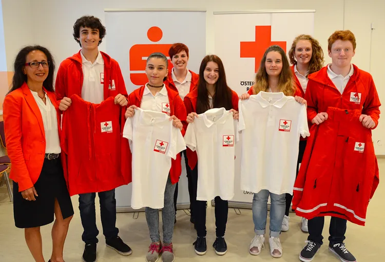 BU: Daniela Bucher (Sparkasse Kufstein) und einige Jugendliche des Roten Kreuzes bei der Übergabe der neuen Kleidung. <br>Foto: Sparkasse
